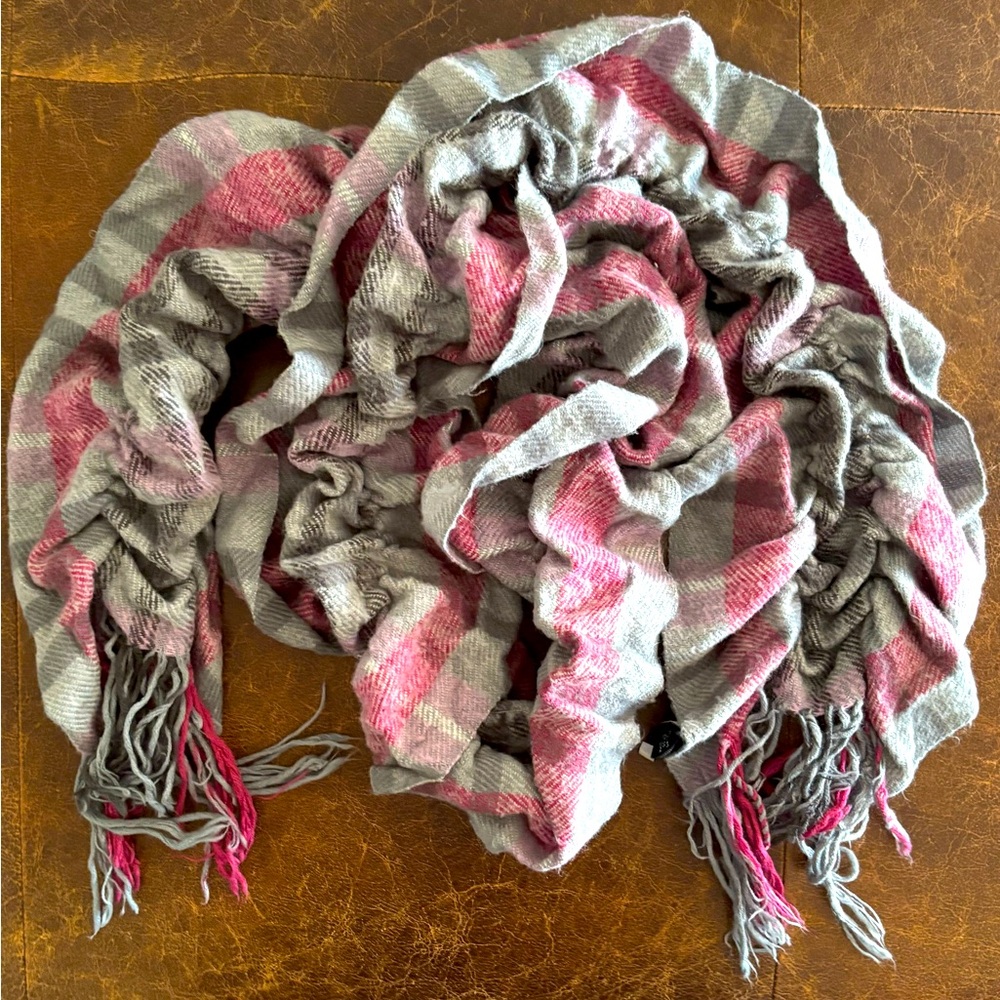 Bass Brand women scarf 
Color gray and pink